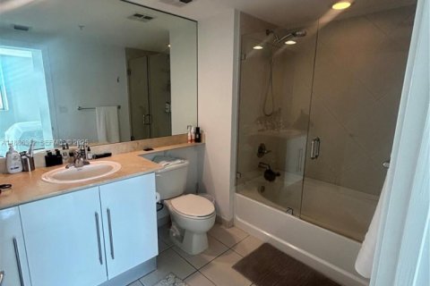 Condominio en alquiler en Miami, Florida, 2 dormitorios, 113.99 m2 № 1942584 - foto 10