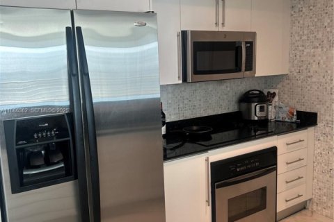Condominio en alquiler en Miami, Florida, 2 dormitorios, 113.99 m2 № 1942584 - foto 7