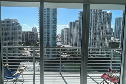 Condominio en alquiler en Miami, Florida, 2 dormitorios, 113.99 m2 № 1942584 - foto 2