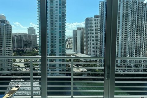 Condominio en alquiler en Miami, Florida, 2 dormitorios, 113.99 m2 № 1942584 - foto 3