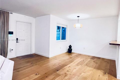 Townhouse in Miami, Florida 2 bedrooms, 92.9 sq.m. № 2033952 - photo 20