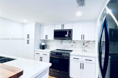 Townhouse in Miami, Florida 2 bedrooms, 92.9 sq.m. № 2033952 - photo 3