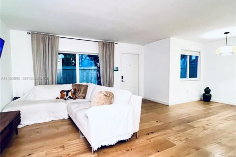 Townhouse in Miami, Florida 2 bedrooms, 92.9 sq.m. № 2033952 - photo 6