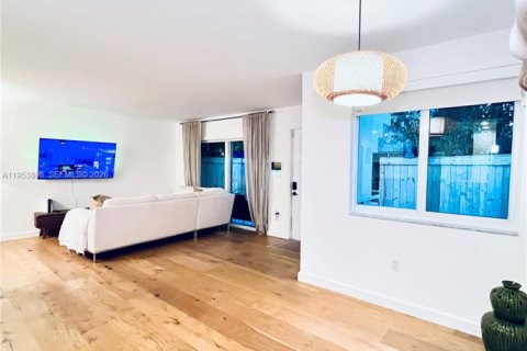 Townhouse in Miami, Florida 2 bedrooms, 92.9 sq.m. № 2033952 - photo 2