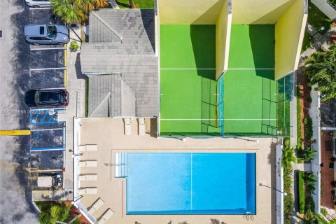 Townhouse in Miami, Florida 2 bedrooms, 92.9 sq.m. № 2033952 - photo 22