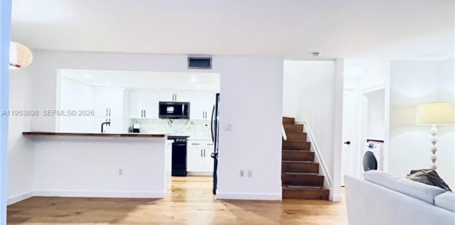 Townhouse in Miami, Florida 2 bedrooms, 92.9 sq.m. № 2033952