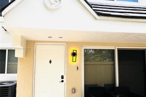 Townhouse in Miami, Florida 2 bedrooms, 92.9 sq.m. № 2033952 - photo 15