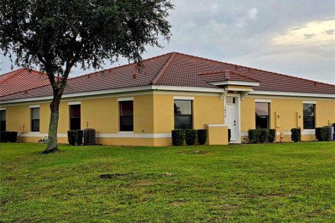 House in Poinciana, Florida 2 bedrooms, 98.1 sq.m. № 2210899