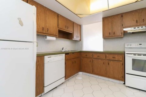 Condominio en alquiler en Miami, Florida, 1 dormitorio, 74.41 m2 № 1945891 - foto 2