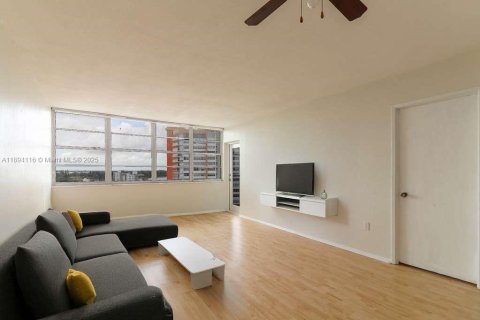 Condominio en alquiler en Miami, Florida, 1 dormitorio, 74.41 m2 № 1945891 - foto 7