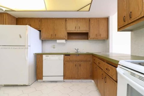 Condominio en alquiler en Miami, Florida, 1 dormitorio, 74.41 m2 № 1945891 - foto 3