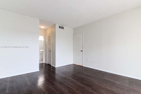 Condominio en alquiler en Miami, Florida, 1 dormitorio, 74.41 m2 № 1945891 - foto 11