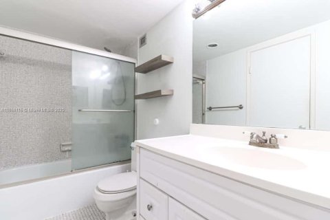 Condominio en alquiler en Miami, Florida, 1 dormitorio, 74.41 m2 № 1945891 - foto 8