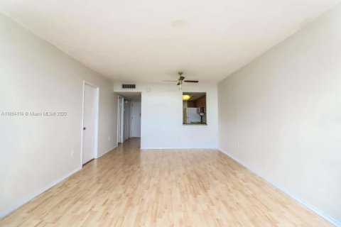 Condominio en alquiler en Miami, Florida, 1 dormitorio, 74.41 m2 № 1945891 - foto 4