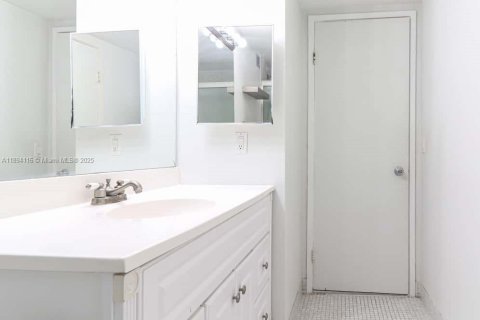 Condominio en alquiler en Miami, Florida, 1 dormitorio, 74.41 m2 № 1945891 - foto 9