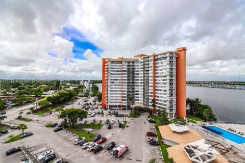 Condominio en alquiler en Miami, Florida, 1 dormitorio, 74.41 m2 № 1945891 - foto 17