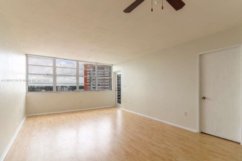 Condominio en alquiler en Miami, Florida, 1 dormitorio, 74.41 m2 № 1945891 - foto 6