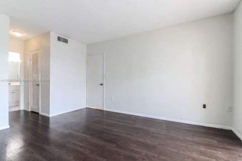 Condominio en alquiler en Miami, Florida, 1 dormitorio, 74.41 m2 № 1945891 - foto 10