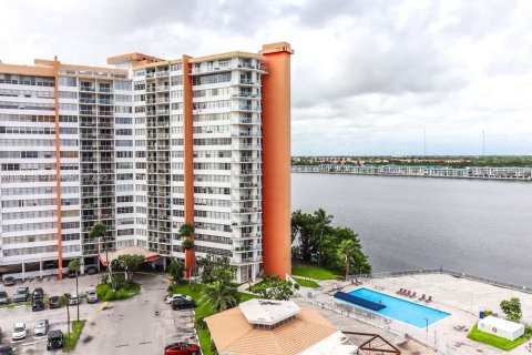 Condominio en alquiler en Miami, Florida, 1 dormitorio, 74.41 m2 № 1945891 - foto 1