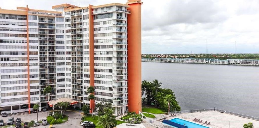 Condominio en Miami, Florida, 1 dormitorio  № 1945891