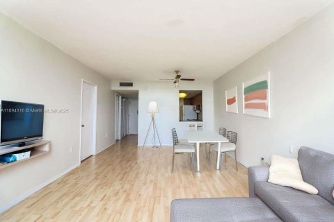 Condominio en alquiler en Miami, Florida, 1 dormitorio, 74.41 m2 № 1945891 - foto 5
