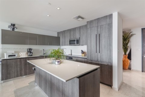 Condo in Miami, Florida, 2 bedrooms  № 1980348 - photo 13