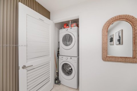 Condo in Miami, Florida, 2 bedrooms  № 1980348 - photo 17