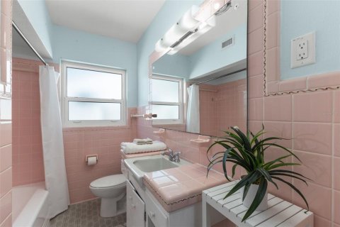 House in Saint Pete Beach, Florida 2 bedrooms, 100.24 sq.m. № 2233720 - photo 19