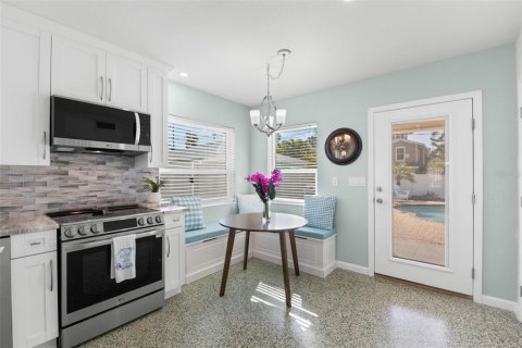 House in Saint Pete Beach, Florida 2 bedrooms, 100.24 sq.m. № 2233720 - photo 14