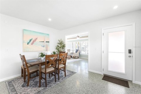 House in Saint Pete Beach, Florida 2 bedrooms, 100.24 sq.m. № 2233720 - photo 9