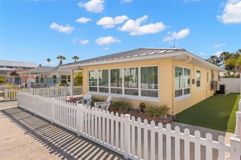 House in Saint Pete Beach, Florida 2 bedrooms, 100.24 sq.m. № 2233720