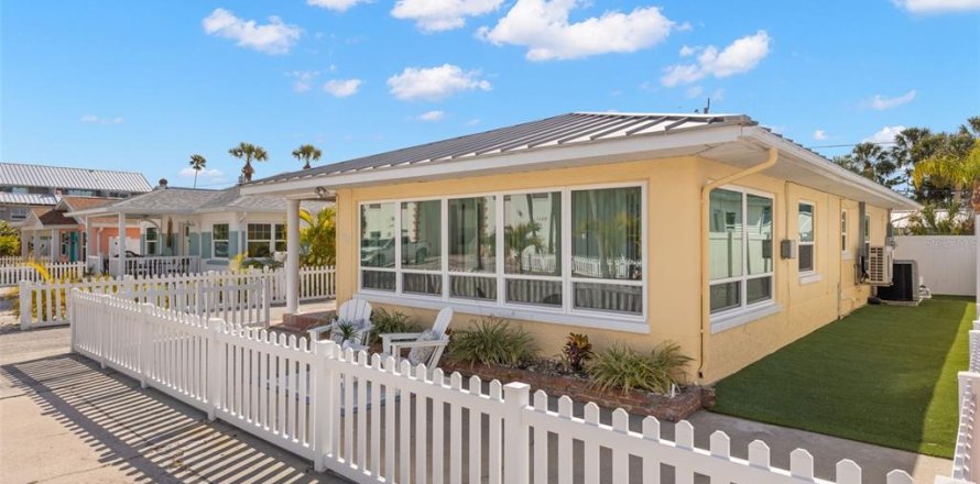 House in Saint Pete Beach, Florida 2 bedrooms, 100.24 sq.m. № 2233720