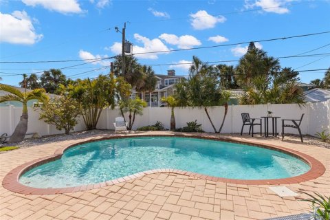 House in Saint Pete Beach, Florida 2 bedrooms, 100.24 sq.m. № 2233720 - photo 23