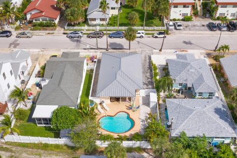 House in Saint Pete Beach, Florida 2 bedrooms, 100.24 sq.m. № 2233720 - photo 3