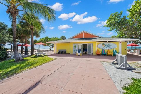 House in Saint Pete Beach, Florida 2 bedrooms, 100.24 sq.m. № 2233720 - photo 26