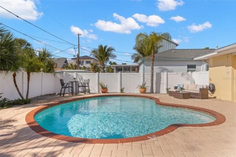 House in Saint Pete Beach, Florida 2 bedrooms, 100.24 sq.m. № 2233720 - photo 22