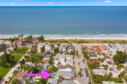 House in Saint Pete Beach, Florida 2 bedrooms, 100.24 sq.m. № 2233720 - photo 2