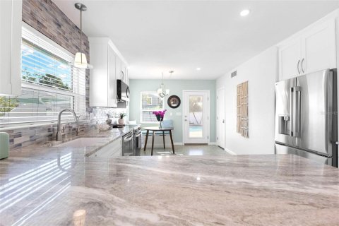 House in Saint Pete Beach, Florida 2 bedrooms, 100.24 sq.m. № 2233720 - photo 13