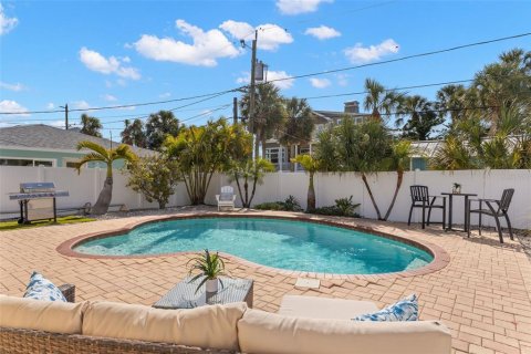 House in Saint Pete Beach, Florida 2 bedrooms, 100.24 sq.m. № 2233720 - photo 24