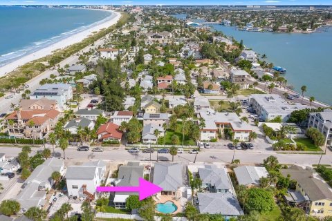 House in Saint Pete Beach, Florida 2 bedrooms, 100.24 sq.m. № 2233720 - photo 5