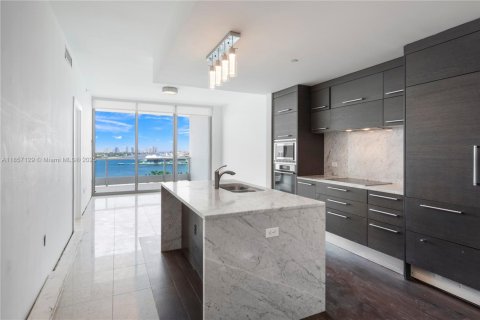 Снять в аренду кондоминиум в Майами, Флорида 1 спальня, 87.14м2, № 1960232 - фото 1