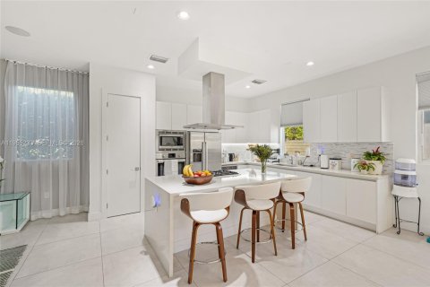 Casa en alquiler en Doral, Florida, 6 dormitorios, 382.66 m2 № 2010628 - foto 11