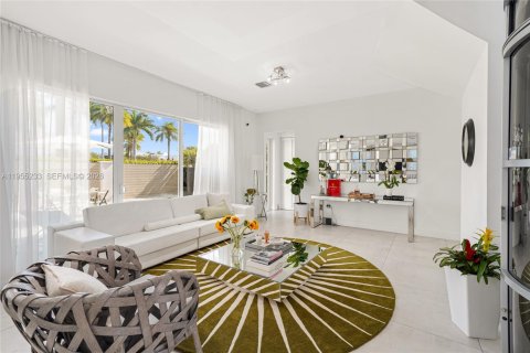 Casa en Doral, Florida 6 dormitorios, 382.66 m2 № 2010628