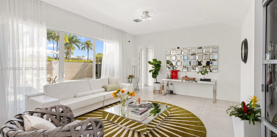 Casa en Doral, Florida 6 dormitorios, 382.66 m2 № 2010628