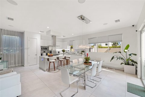 Casa en alquiler en Doral, Florida, 6 dormitorios, 382.66 m2 № 2010628 - foto 12