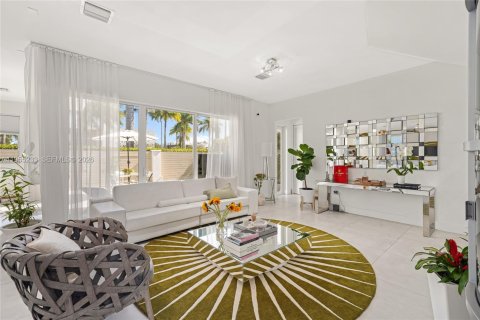 Casa en alquiler en Doral, Florida, 6 dormitorios, 382.66 m2 № 2010628 - foto 2