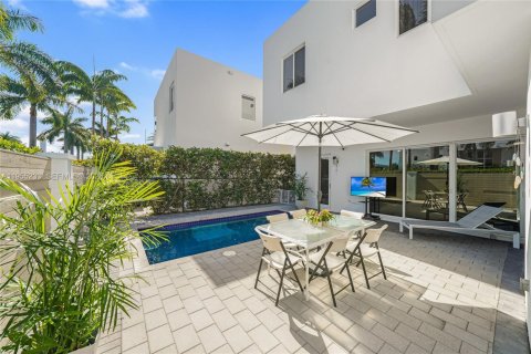 Casa en alquiler en Doral, Florida, 6 dormitorios, 382.66 m2 № 2010628 - foto 22