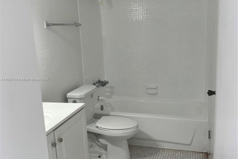 Condo in Miami, Florida, 1 bedroom  № 2021741 - photo 4