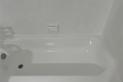 Condo in Miami, Florida, 1 bedroom  № 2021741 - photo 5