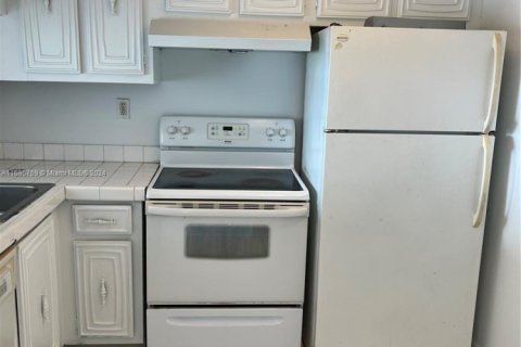 Condo in Miami, Florida, 1 bedroom  № 2021741 - photo 10